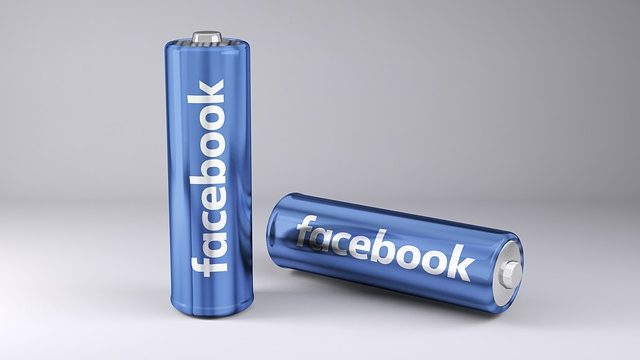 Facebookのロゴが入った電池
